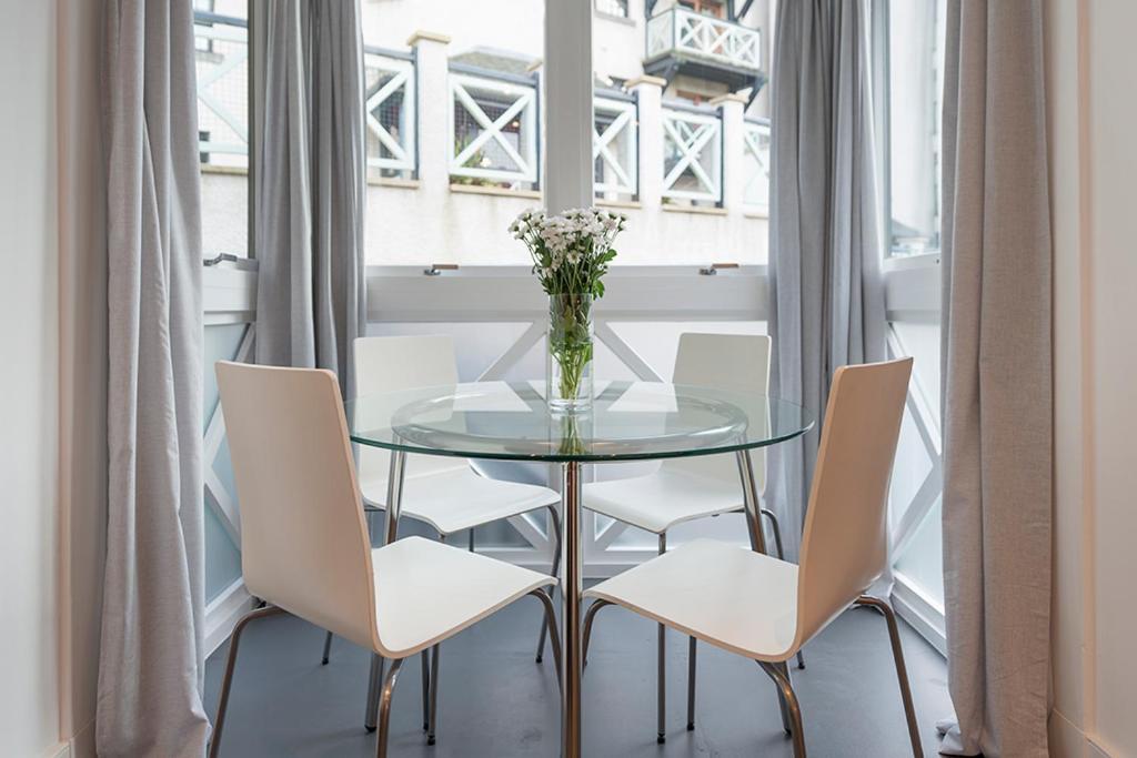 - Edinburgh - Apartment With Balcony And Free, Secure Garage Parking Exterior photo